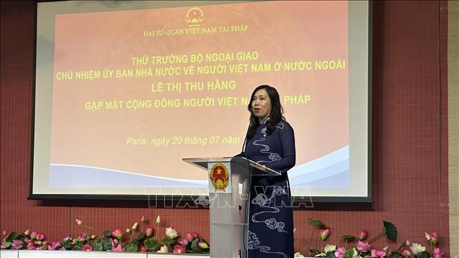 Deputy Minister of Foreign Affairs Le Thi Thu Hang speaks at the meeting with representatives of the Vietnamese community in France. VNA Photo