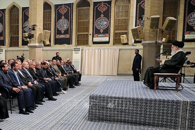 Lãnh tụ tối cao Iran Ali Khamenei (phải) tại cuộc họp với các nghị sĩ Quốc hội ở Tehran ngày 21/7/2024. Ảnh: IRNA/TTXVN