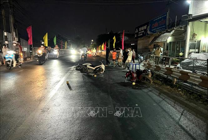 Hiện trường một vụ tai nạn giao thông trên Quốc lộ 30, đoạn qua huyện Cao Lãnh. Ảnh: TTXVN phát