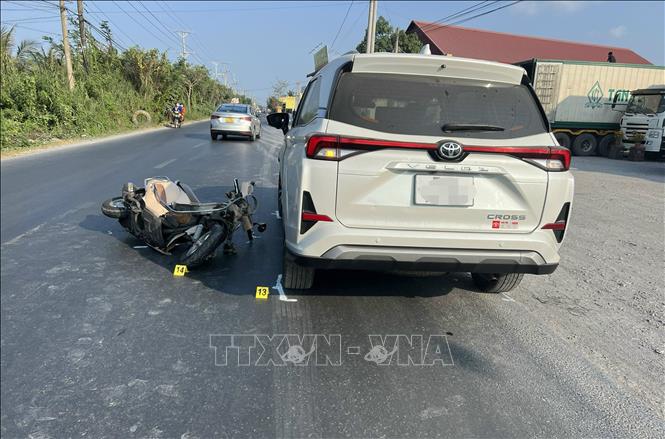Hiện trường một vụ tai nạn giao thông trên Quốc lộ 30, đoạn qua huyện Cao Lãnh, Đồng Tháp. Ảnh: TTXVN phát