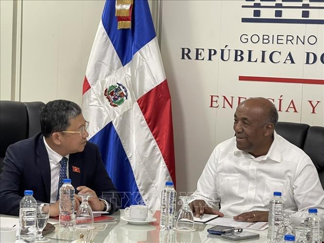 Chairman of the NA’s Committee for External Relations Vu Hai Ha at a working session with Minister of Energy and Mines Antonio Almonte. VNA Photo