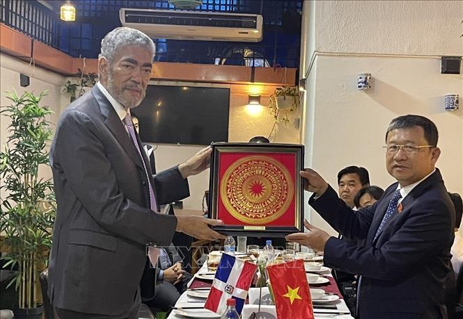 Chairman of the NA’s Committee for External Relations Vu Hai Ha presents a gift to Secretary-General of the United Left Movement Party (MIU) and Minister of Regional Integration Policies of the Dominican Republic José Miguel Mejía Abreu. VNA Photo