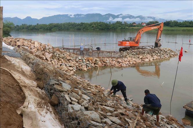 Thi công bờ kè bằng giải pháp mỏ hàn, ngăn chặn tình trạng sạt lở bờ sông Thu Bồn. Ảnh: Đoàn Hữu Trung-TTXVN 