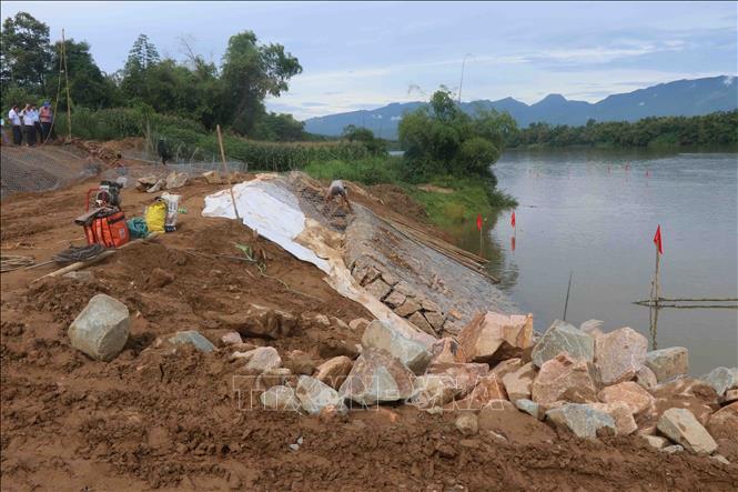 Lát mái bờ kè khu vực sạt lở bờ sông Thu Bồn, đoạn qua xã Duy Tân, huyện Duy Xuyên (Quảng Nam). Ảnh: Đoàn Hữu Trung-TTXVN 