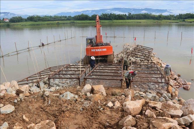 Các đơn vị đang đẩy nhanh tiến độ thi công kè chống sạt lở bờ sông Thu Bồn, đảm bảo hoàn thành các hạng mục chính trước ngày 15/10/2024. Ảnh: Đoàn Hữu Trung-TTXVN 