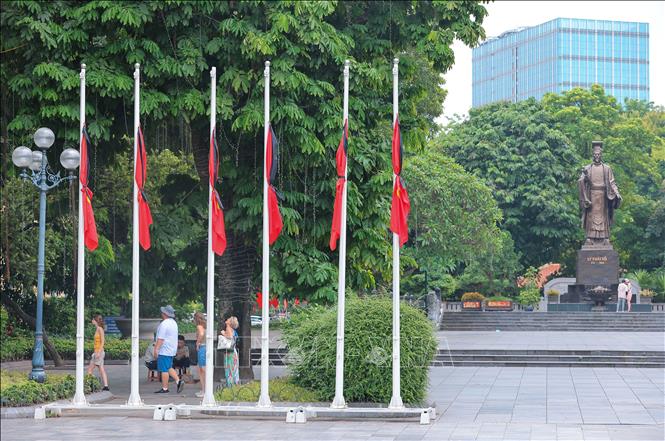 Cờ rủ tưởng nhớ Tổng Bí thư Nguyễn Phú Trọng trước vườn hoa Lý Thái Tổ. Ảnh: Hoàng Hiếu - TTXVN
