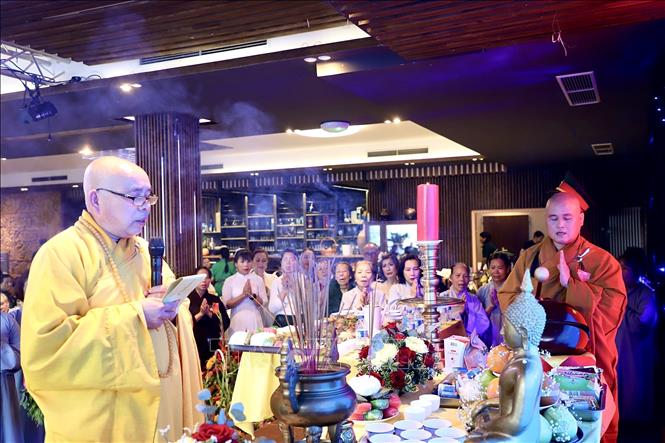 Venerable Thich Tu Nhon, head of Tu An pagoda, presides over the requiem ceremony for Vietnamese heroes and martyrs. VNA Photo: Phương Hoa
