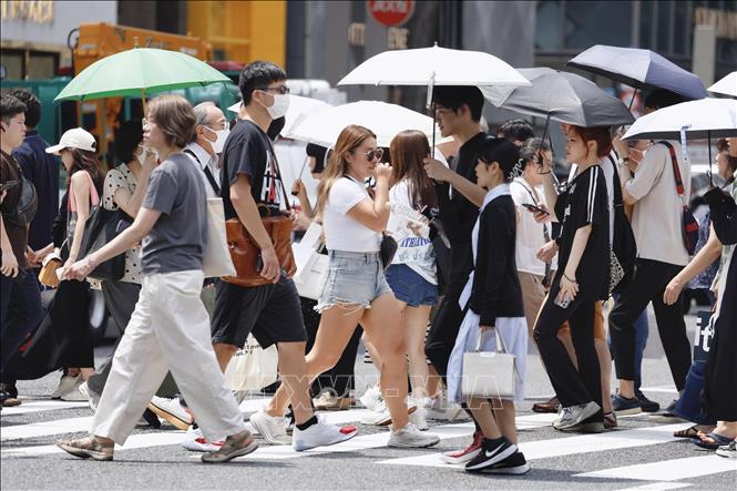 Người dân che ô tránh nắng nóng tại Tokyo, Nhật Bản, ngày 6/7/2024. Ảnh: Kyodo/TTXVN