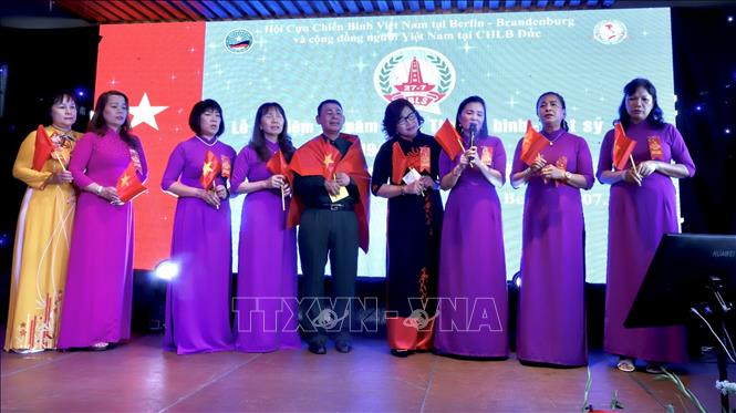Children and relatives of heroes and martyrs perform at the ceremony. VNA Photo: Phương Hoa