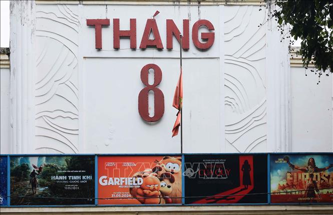Cờ rủ tưởng nhớ Tổng Bí thư Nguyễn Phú Trọng tại Rạp tháng 8 (phố Hàng Bài, Hoàn Kiếm). Ảnh: Hoàng Hiếu - TTXVN