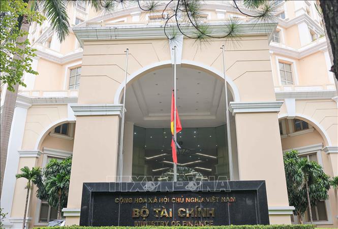 Treo cờ rủ tưởng nhớ Tổng Bí thư Nguyễn Phú Trọng tại trụ sở Bộ Tài chính. Ảnh: Hoàng Hiếu - TTXVN