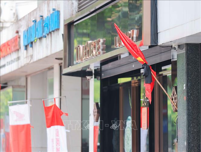 Nhiều đơn vị, tổ chức treo cờ rủ tưởng nhớ Tổng Bí thư Nguyễn Phú Trọng. Ảnh: Hoàng Hiếu - TTXVN