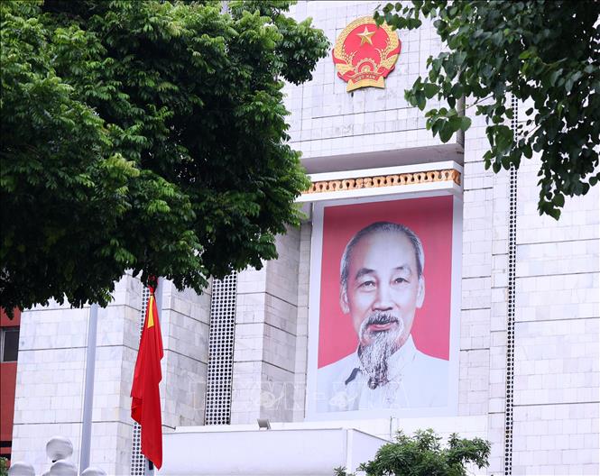 Ủy ban nhân dân thành phố Hà Nội treo cờ rủ tưởng nhớ Tổng Bí thư Nguyễn Phú Trọng. Ảnh: Văn Điệp – TTXVN