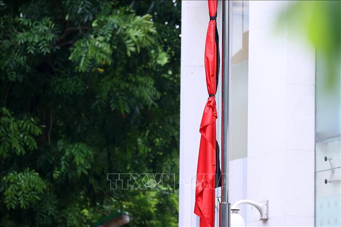 Cờ rủ tưởng nhớ Tổng Bí thư Nguyễn Phú Trọng được treo tại trụ sở chính Trung tâm Thông tấn Quốc gia, số 5 Lý Thường Kiệt, Hoàn Kiếm. Ảnh: Văn Điệp – TTXVN