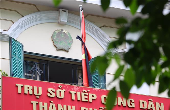 Cờ rủ treo tại Trụ sở Tiếp công dân thành phố Hà Nội, tưởng nhớ Tổng Bí thư Nguyễn Phú Trọng. Ảnh: Văn Điệp – TTXVN
