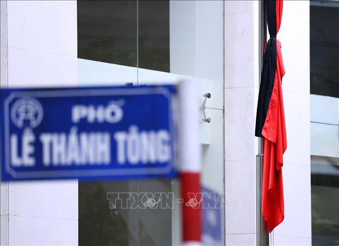 Cờ rủ tưởng nhớ Tổng Bí thư Nguyễn Phú Trọng được treo tại trụ sở chính Trung tâm Thông tấn Quốc gia, số 5 Lý Thường Kiệt, Hoàn Kiếm. Ảnh: Văn Điệp – TTXVN