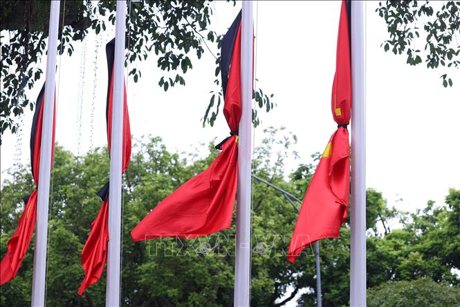 Cờ rủ treo tại khuôn viên vườn hoa Lý Thái Tổ, tưởng nhớ Tổng Bí thư Nguyễn Phú Trọng. Ảnh: Văn Điệp – TTXVN