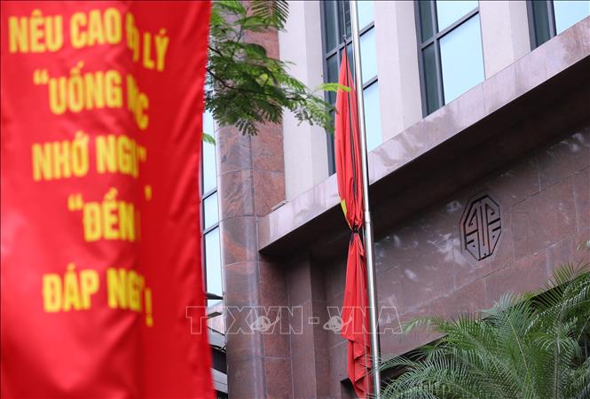  Tại trụ sở Ngân hàng Nhà nước Việt Nam treo cờ rủ tưởng nhớ Tổng Bí thư Nguyễn Phú Trọng. Ảnh: Văn Điệp – TTXVN