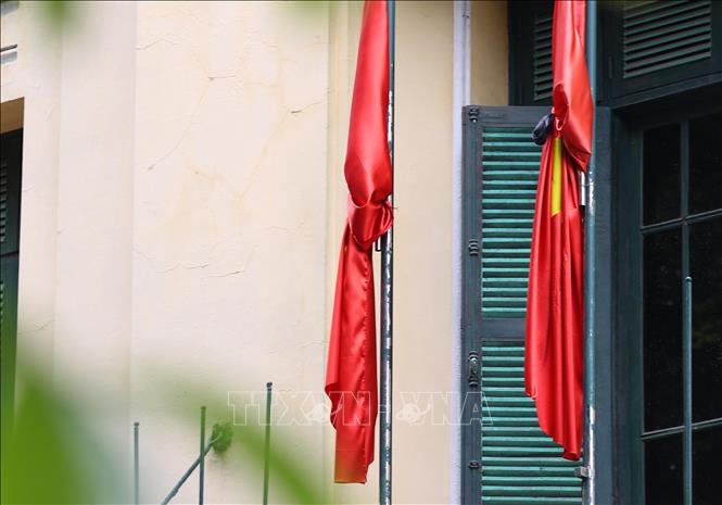 Báo Hà Nội Mới treo cờ rủ tưởng nhớ Tổng Bí thư Nguyễn Phú Trọng. Ảnh: Văn Điệp – TTXVN