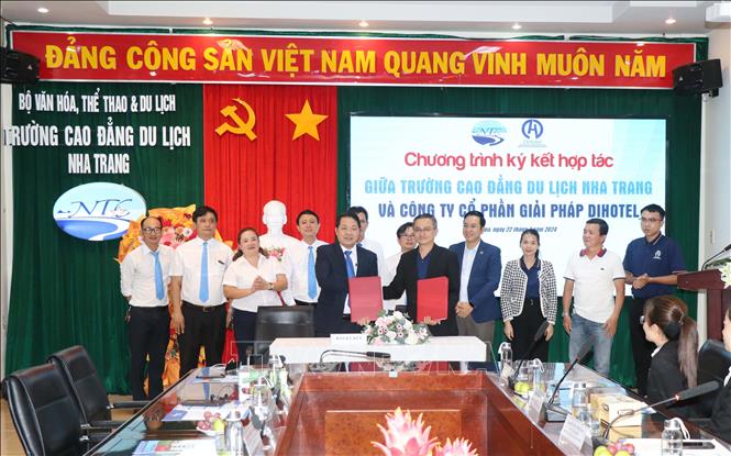 Trường Cao đẳng Du lịch Nha Trang được tặng hệ thống phần mềm quản lý khách sạn trị giá 2 tỷ đồng. Ảnh: Đặng Tuấn - TTXVN