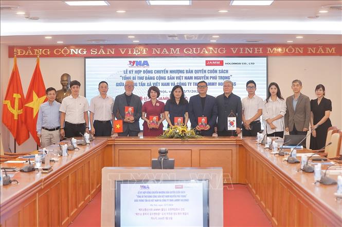 The Vietnam News Agency (VNA) and Jammy Holdings Co., Ltd. sign a contract on July 22 to publish, print, and distribute the book in both Vietnamese and Korean in Vietnam. VNA Photo: Minh Quyết