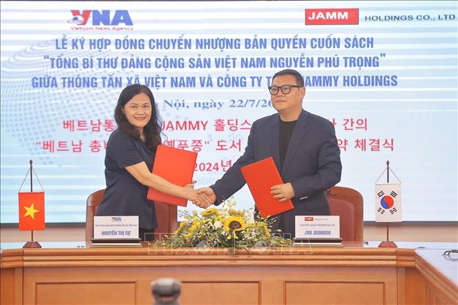 The Vietnam News Agency (VNA) and Jammy Holdings Co., Ltd. sign a contract on July 22 to publish, print, and distribute the book in both Vietnamese and Korean in Vietnam. VNA Photo: Minh Quyết