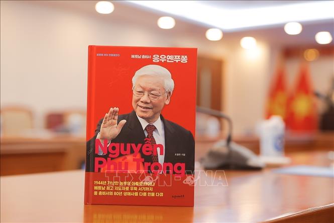The Vietnam News Agency (VNA) and Jammy Holdings Co., Ltd. sign a contract on July 22 to publish, print, and distribute the book in both Vietnamese and Korean in Vietnam. VNA Photo: Minh Quyết