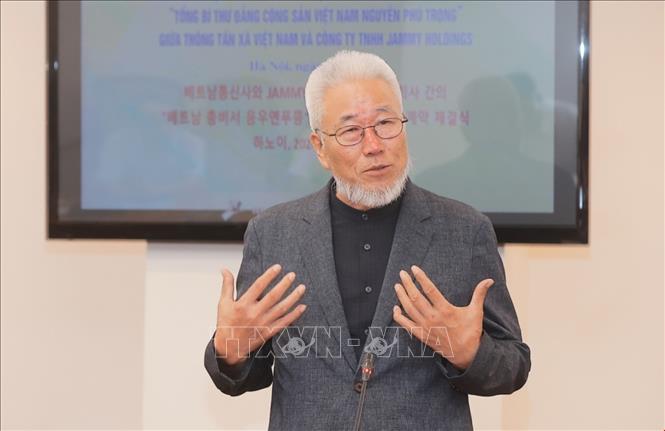 The book’s writer Cho Chul-hyeon speaks at the signing ceremony. VNA Photo: Minh Quyết