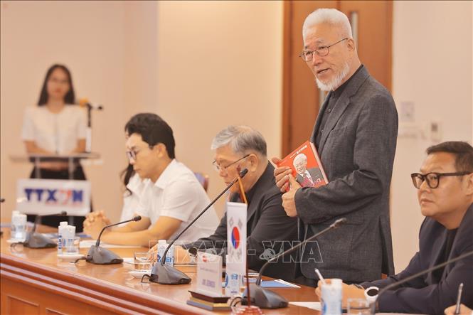 The book’s writer Cho Chul-hyeon speaks at the signing ceremony. VNA Photo: Minh Quyết
