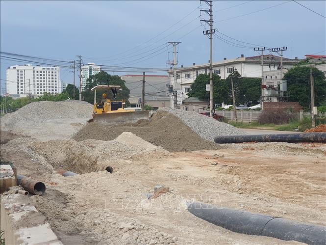 Dự án cầu vượt đường sắt Hà Nội - Lào Cai trên đường Nguyễn Tất Thành, thành phố Vĩnh Yên đang trong giai đoạn hoàn thiện. Ảnh: Trọng Lịch - TTXVN