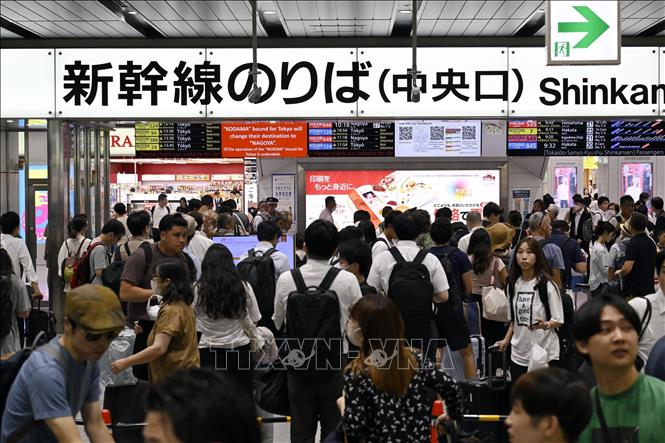 Hành khách chờ đợi tại nhà ga ở Osaka, Nhật Bản, do tuyến tàu cao tốc Tokaido Shinkansen tạm ngừng hoạt động sau vụ tai nạn đường sắt ngày 22/7/2024. Ảnh: Kyodo/TTXVN