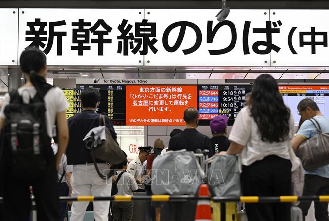 Hành khách chờ đợi tại nhà ga ở Osaka, Nhật Bản, do tuyến tàu cao tốc Tokaido Shinkansen tạm ngừng hoạt động sau tai nạn đường sắt ngày 22/7/2024. Ảnh: Kyodo/TTXVN