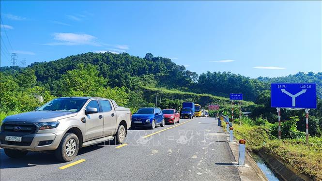 Lực lượng chức năng tổ chức phân luồng cho các phương tiện tham gia giao thông. Ảnh: Quốc Khánh - TTXVN