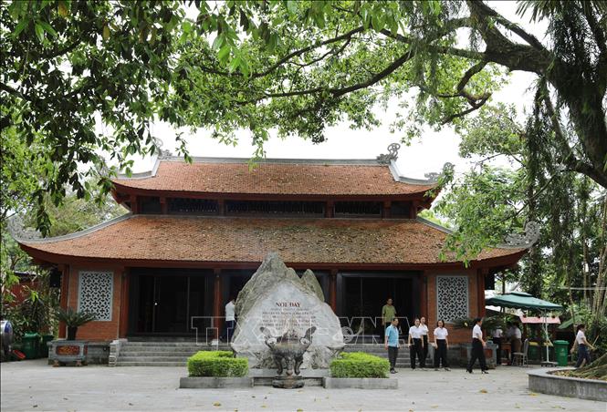 Bia đá ghi dấu sự ra đời ngày 27/7 và Nhà tưởng niệm tại Khu di tích lịch sử Quốc gia 27/7. Ảnh: Hoàng Nguyên - TTXVN