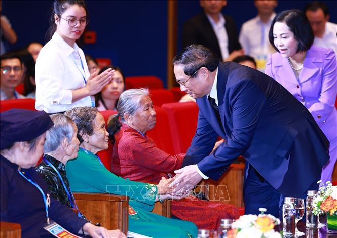Prime Minister Pham Minh Chinh and the revolutionary contributors attending the ceremony. VNA Photo: Dương Giang