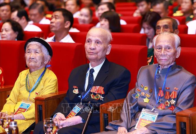 The revolution contributors attending the ceremony. VNA Photo: Dương Giang