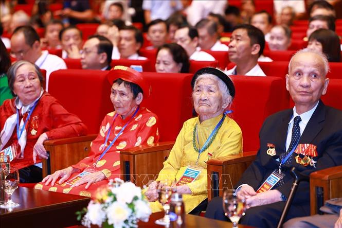 The revolution contributors attending the ceremony. VNA Photo: Dương Giang