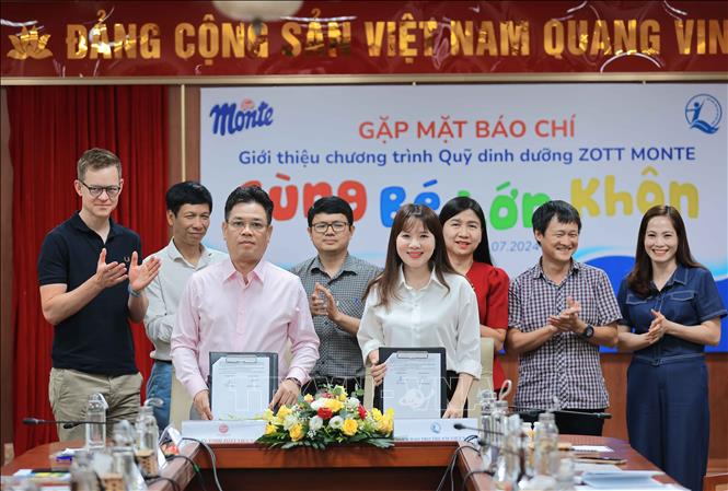 Phó Giám đốc Quỹ Bảo trợ trẻ em Việt Nam Vũ Thị Thúy Huyền và Tổng giám đốc Công ty TNHH Zott Việt Nam Đào Việt Hưng ký kết thoả thuận Chương trình quỹ dinh dưỡng. Ảnh: Hoàng Hiếu - TTXVN