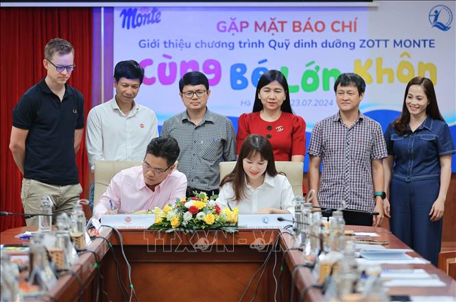Phó Giám đốc Quỹ Bảo trợ trẻ em Việt Nam Vũ Thị Thúy Huyền và Tổng giám đốc Công ty TNHH Zott Việt Nam Đào Việt Hưng ký kết thoả thuận Chương trình quỹ dinh dưỡng. Ảnh: Hoàng Hiếu - TTXVN