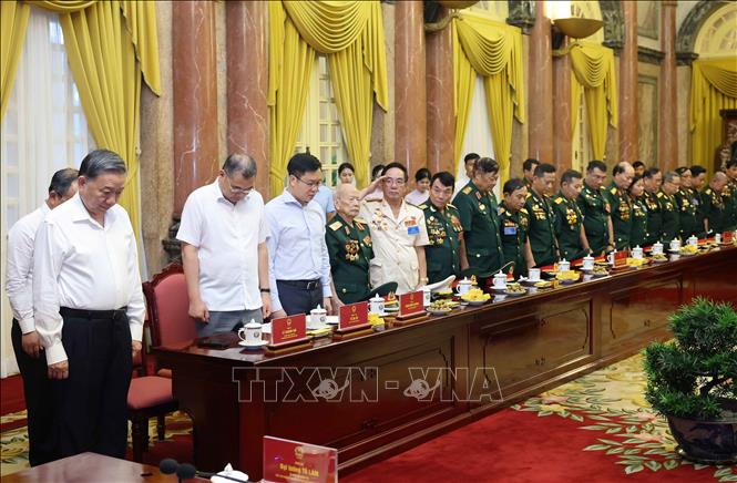 Chủ tịch nước Tô Lâm và các đại biểu tưởng niệm Tổng Bí thư Nguyễn Phú Trọng. Ảnh: Nhan Sáng-TTXVN