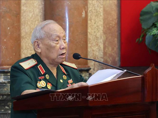 Thiếu tướng Võ Sở, 96 tuổi, Trưởng ban Ban Liên lạc truyền thống cựu chiến binh Đại đoàn 305 Dù - Đặc công phát biểu. Ảnh: Nhan Sáng-TTXVN