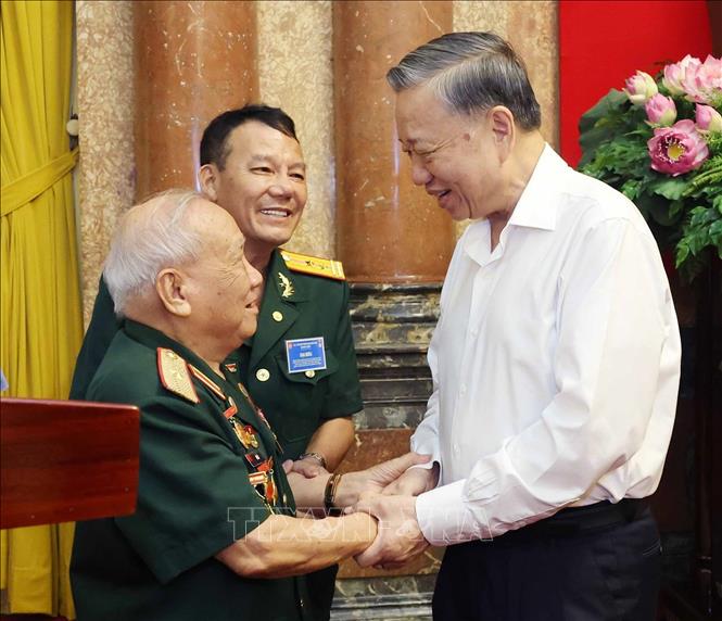 Chủ tịch nước Tô Lâm với Thiếu tướng Võ Sở, 96 tuổi, Trưởng ban Ban Liên lạc truyền thống cựu chiến binh Đại đoàn 305 Dù - Đặc công phát biểu. Ảnh: Nhan Sáng-TTXVN