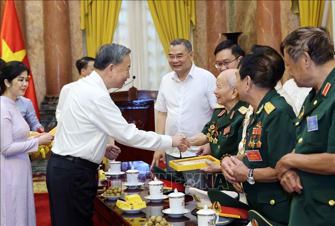 Chủ tịch nước Tô Lâm tặng ảnh Chủ tịch Hồ Chí Minh cho các đại biểu. Ảnh: Nhan Sáng-TTXVN
