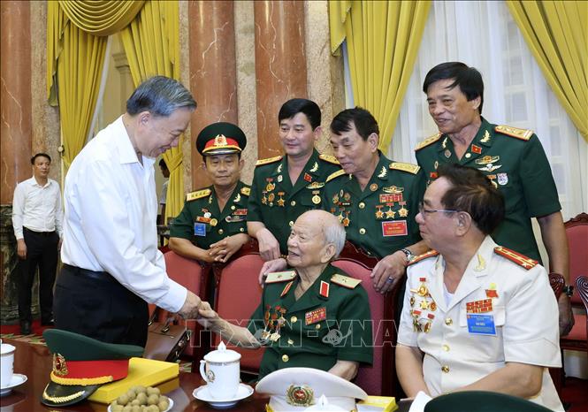 Chủ tịch nước Tô Lâm thăm hỏi các cựu chiến binh cao tuổi. Ảnh: Nhan Sáng-TTXVN