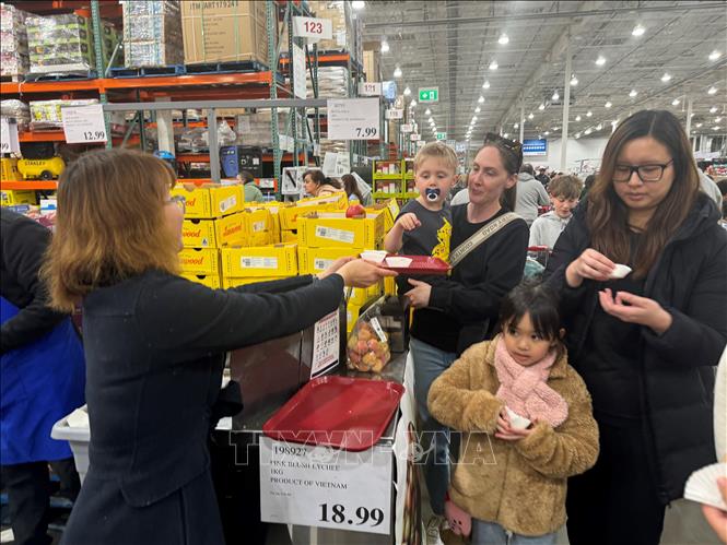 Khách dùng thử quả vải tại Siêu thị Costco thành phố Adelaide, bang Nam Australia. Ảnh: TTXVN phát