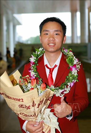 Tạ Đức Anh, học sinh lớp 12 trường THPT chuyên (trường đại học Sư Phạm Hà Nội) được nhận Bằng khen. Ảnh: Thanh Tùng - TTXVN