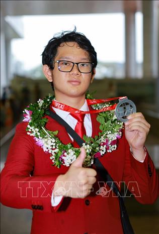 Trần Duy, học sinh học sinh lớp 12, trường THPT chuyên (trường đại học Sư Phạm Hà Nội) vinh dự mang về chiếc Huy chương Bạc. Ảnh: Thanh Tùng - TTXVN 