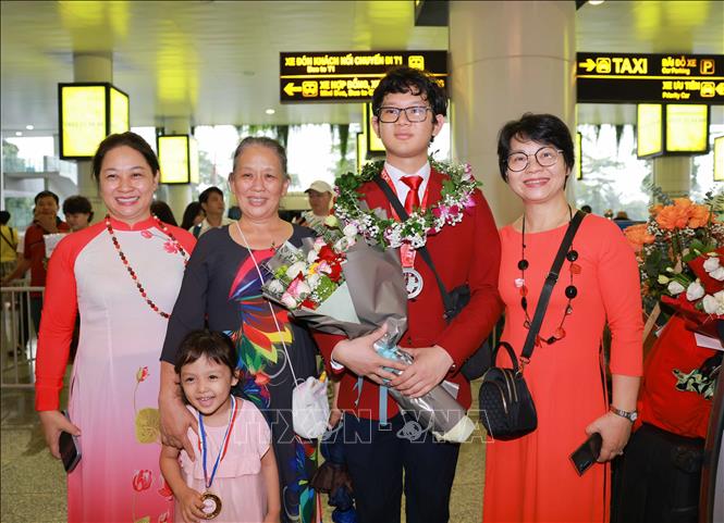 Các thầy cô, học sinh trường THPT chuyên (trường đại học Sư Phạm Hà Nội) đón và chúc mừng Trần Duy cùng Tạ Đức Anh. Ảnh: Thanh Tùng - TTXVN