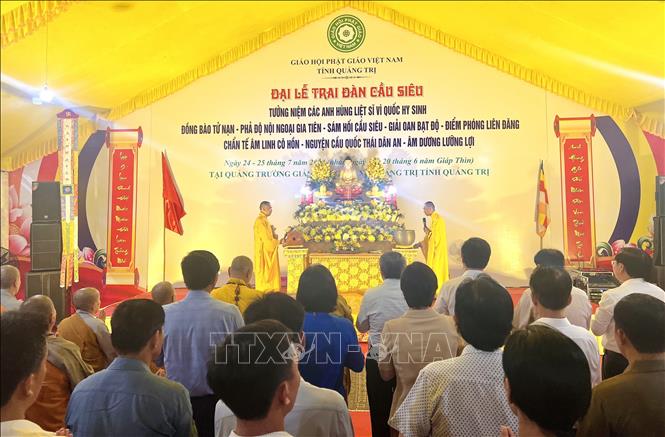 Đại lễ cầu siêu tri ân Anh hùng liệt sĩ tại Quảng trường Giải phóng, thị xã Quảng Trị. Ảnh: Nguyên Linh-TTXVN