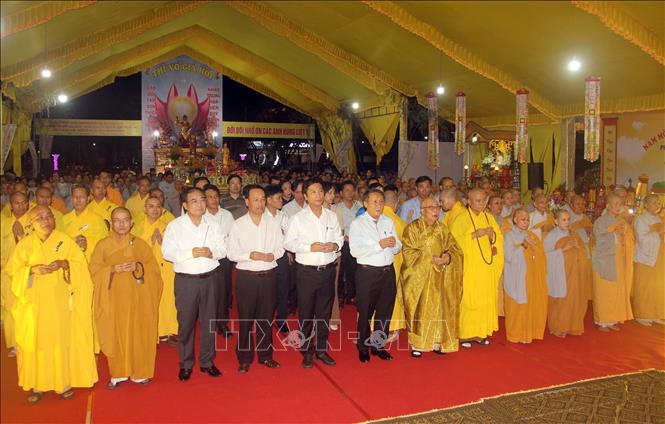 Tham gia Đại lễ cầu siêu có lãnh đạo UBND tỉnh và khoảng 1.000 đức chư tôn, tăng ni, phật tử và đông đảo người dân đến cầu nguyện, tưởng niệm. Ảnh: Nguyên Linh-TTXVN